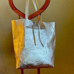 Genuine leather tote bag. Made in Italy